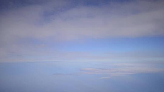 飞机闯过云层云层之上