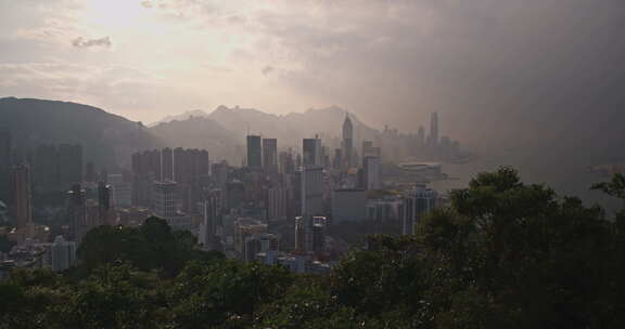 香港山坡城市天际线，从高角度看日落时分的