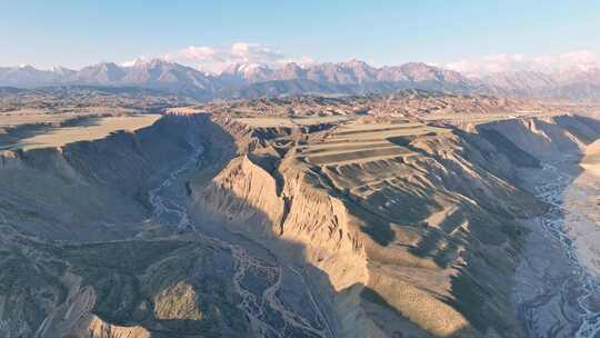 峡谷河谷安集海红色地质地貌自然险峻无人区