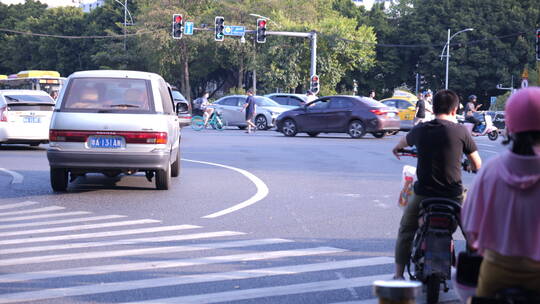 街头   车流 人流  十字路口   城市街头