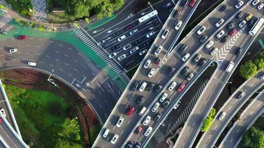 纵横交错高架桥交通繁忙快速路