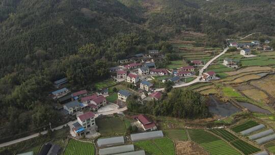 大气航拍乡村生活山脚下的小村庄