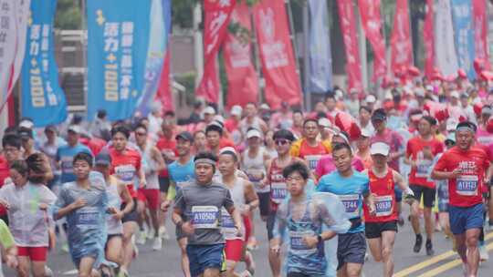 马拉松比赛中的跑步人群