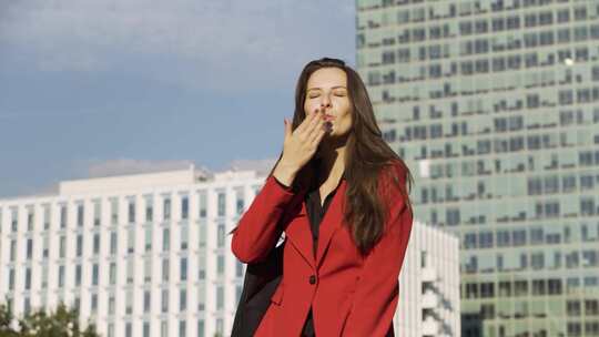 一位年轻美丽的高加索女商人对着镜头飞吻并