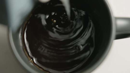 咖啡壶慢动作倒出咖啡液体