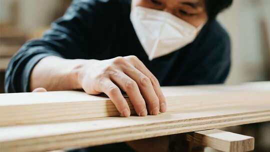 工人检查木材素材