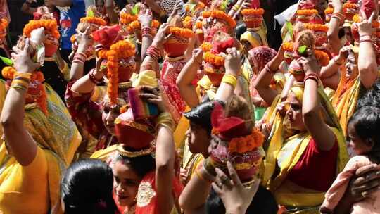 印度教节日期间，一群妇女头上戴着祭品