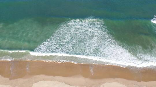 俯拍海浪海水海边航拍大海潮水海滩沙滩浪花