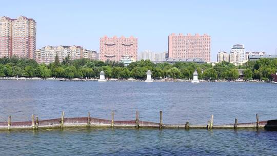 山东济南大明湖公园景区湖面景色与游船游客