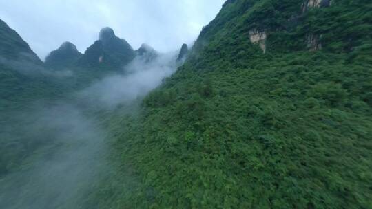 桂林雨雾中的山