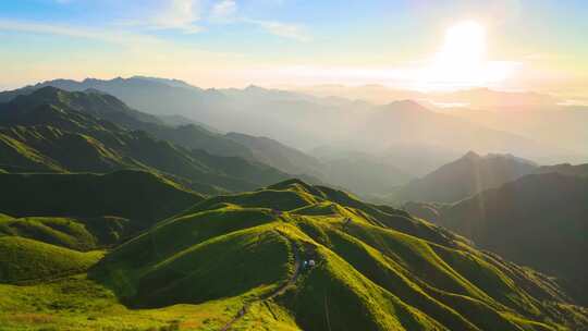 大气航拍日出时分绿水青山自然风景