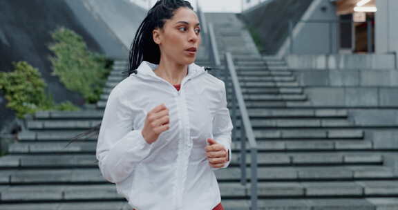 女性，城市锻炼、有氧运动或户外训练中的健
