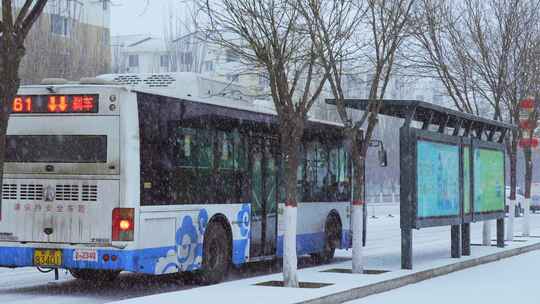 城市街道人文下雪雪景