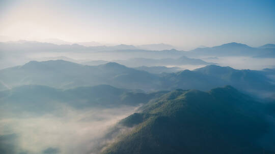 清晨里大山深处太阳升起