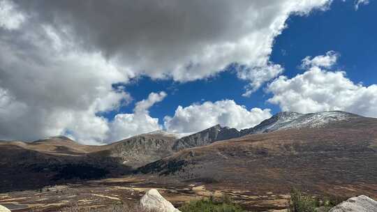 航拍山峰蓝天白云云雾流动