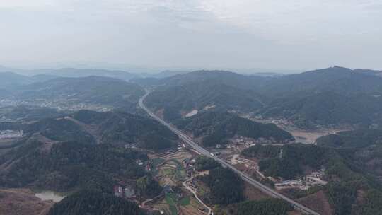 山林间村庄与高速公路的空中俯瞰景象