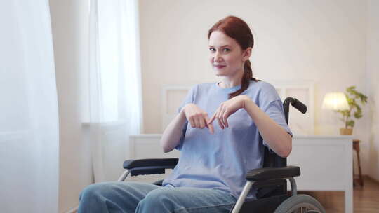 一位美丽的残疾女士正在表达感激之情视频素材模板下载