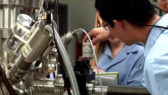 研究员在化学实验室进行碳研究视频素材模板下载