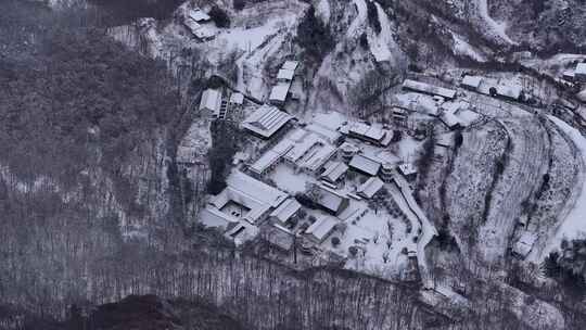 秦岭山里雪后村庄农家小院