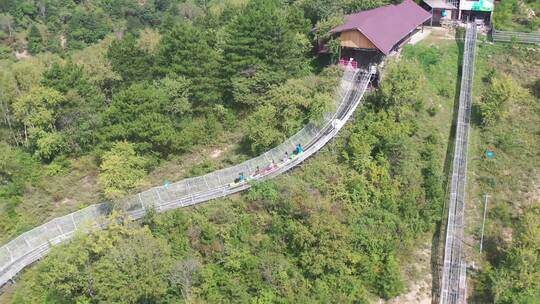 黄龙景区山顶滑梯游客游玩