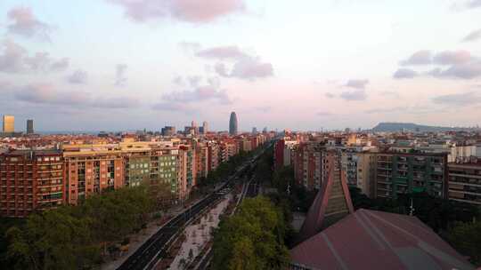 无人机飞越巴塞罗那一条繁忙的道路，背景是