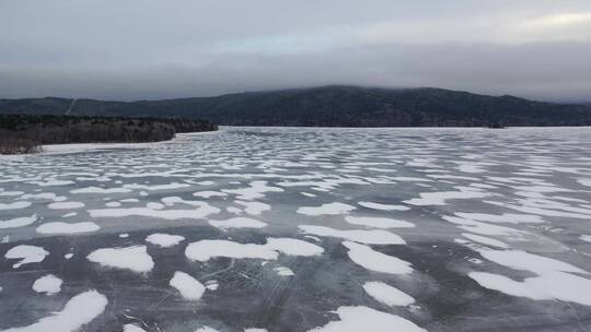 日本北海道阿寒湖冬季雄阿寒山风光