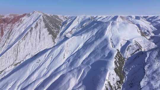 航拍新疆冬季安集海大峡谷红色山脉雪山河流