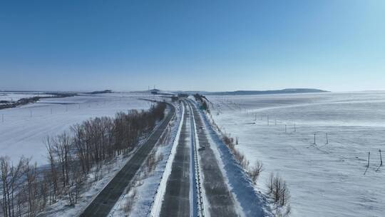 穿越草原的高速公路国道汽车白毛风风吹雪