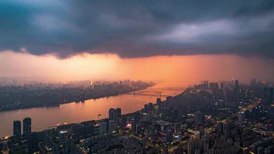 4K暴雨雨幡台风过境下的城市夜空