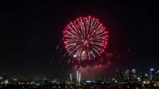 城市烟花跨年夜城市夜空焰火