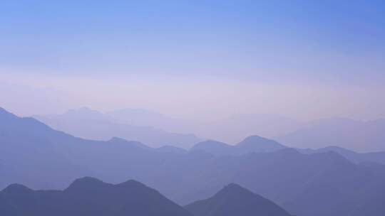 山顶俯视群山风景