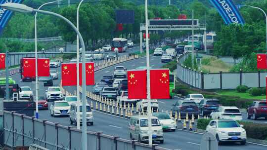 国庆城市公路国旗车流