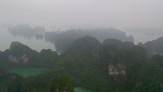 越南阴雨天风景优美的下龙湾鸟瞰图
