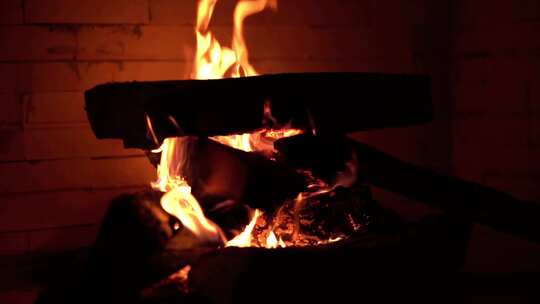 冬天壁炉燃烧的木头视频素材模板下载
