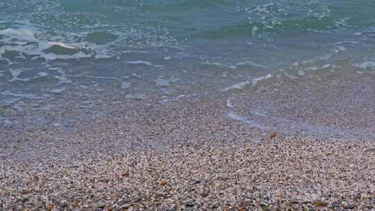 海浪海水冲刷拍打海滩