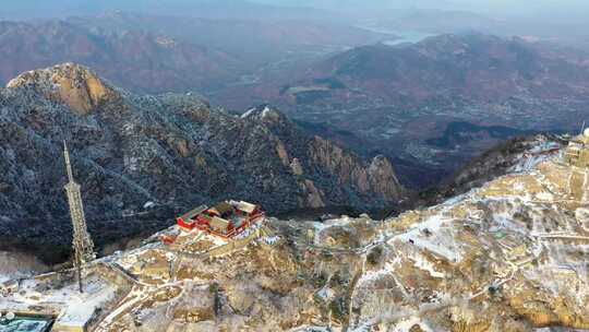 一场春雪后的泰山