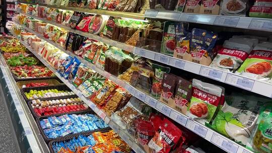超市内部场景，零食、水果、牛奶货架商品视频素材模板下载