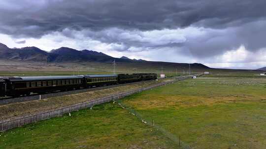 青藏铁路那曲草原火车客列