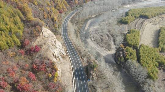 航拍秋天里的公路