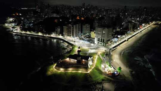 海岸城市的夜景