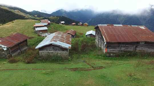 山顶草地上的高地房屋