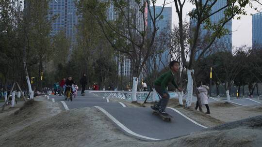 成都城市滑板公园小孩开心玩耍