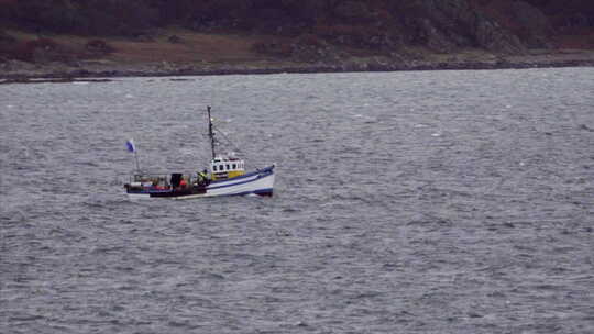 在苏格兰的Islay岛航行的船