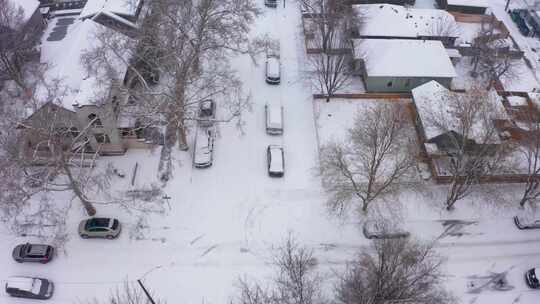 俯瞰被一层新雪覆盖的农村