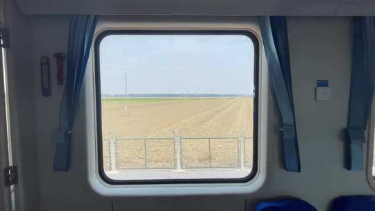 行驶中的火车窗外的村庄庄稼风景3