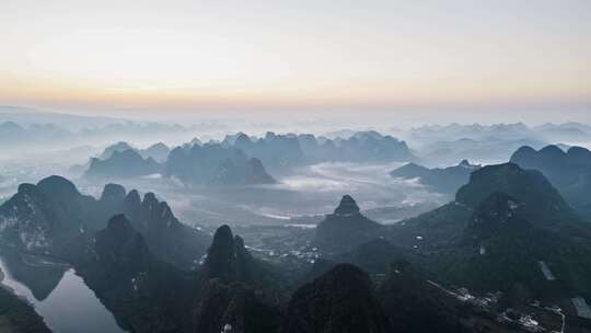 航拍云雾缭绕的群山壮丽风景