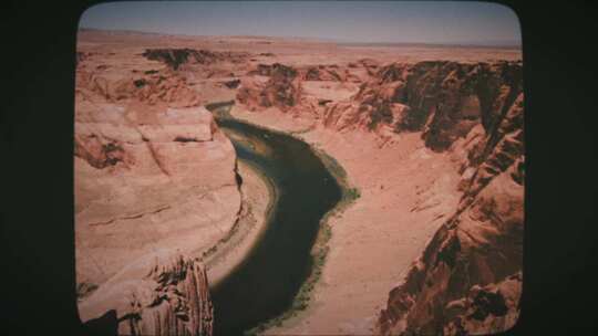 河流在峡谷中盘山8mm电影风格