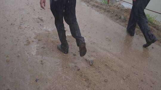 在雨天泥泞的路上行走4K素材