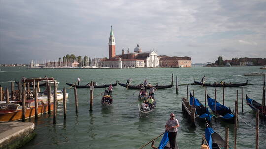 游客乘坐着威尼斯小船游览风景