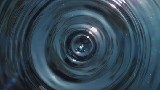 水滴滴落泛起涟漪升格拍摄